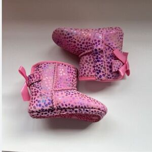UGG
Kid's Jesse Bow II Spots
Pink Rose SPARKLE SUEDE
Size: 0/1 (0-6 Months)